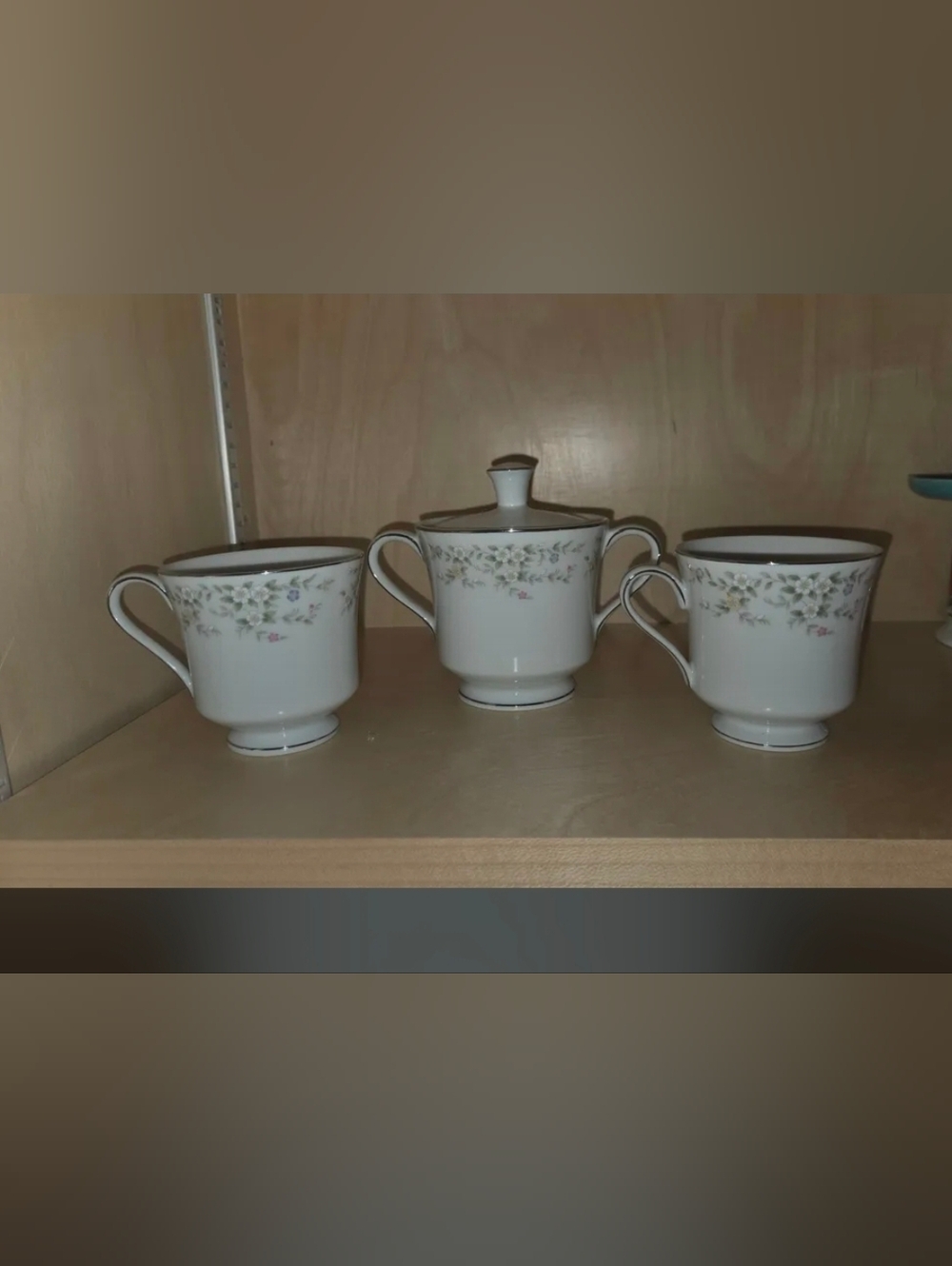 Treasure chest Teacups and sugar pot